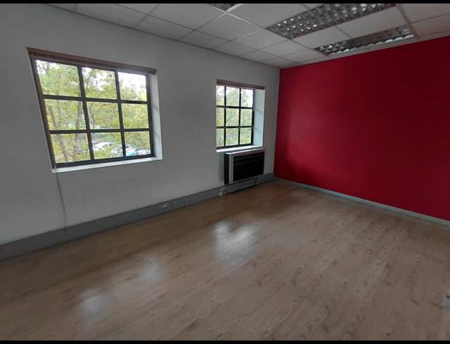 223M² OFFICE TO LET IN LYME PARK